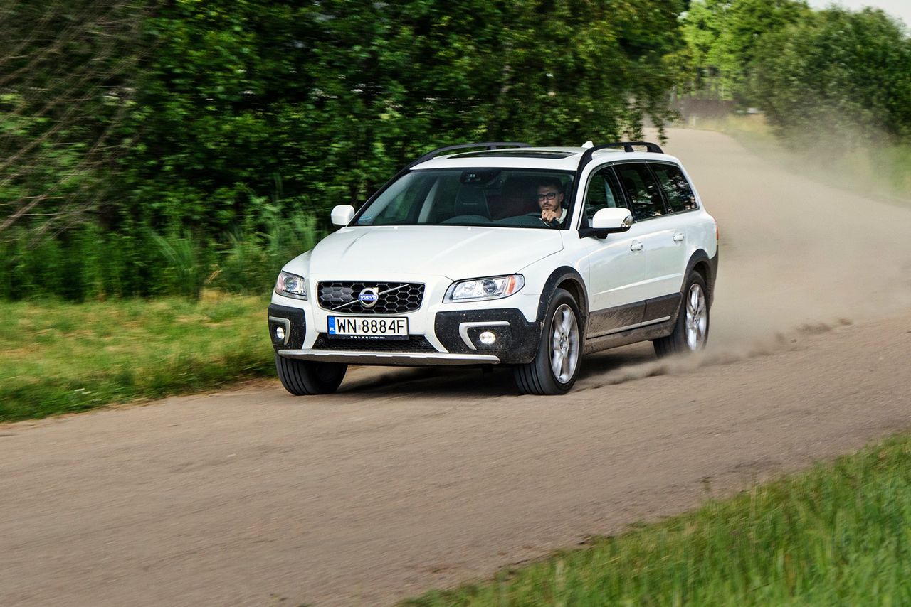 Volvo XC70 wygląda jak kombi, ale spełnia niemal wszystkie wymagania stawiane SUV-om. Tylko za kierownicą siedzi się jak w tradycyjnym aucie osobowym.