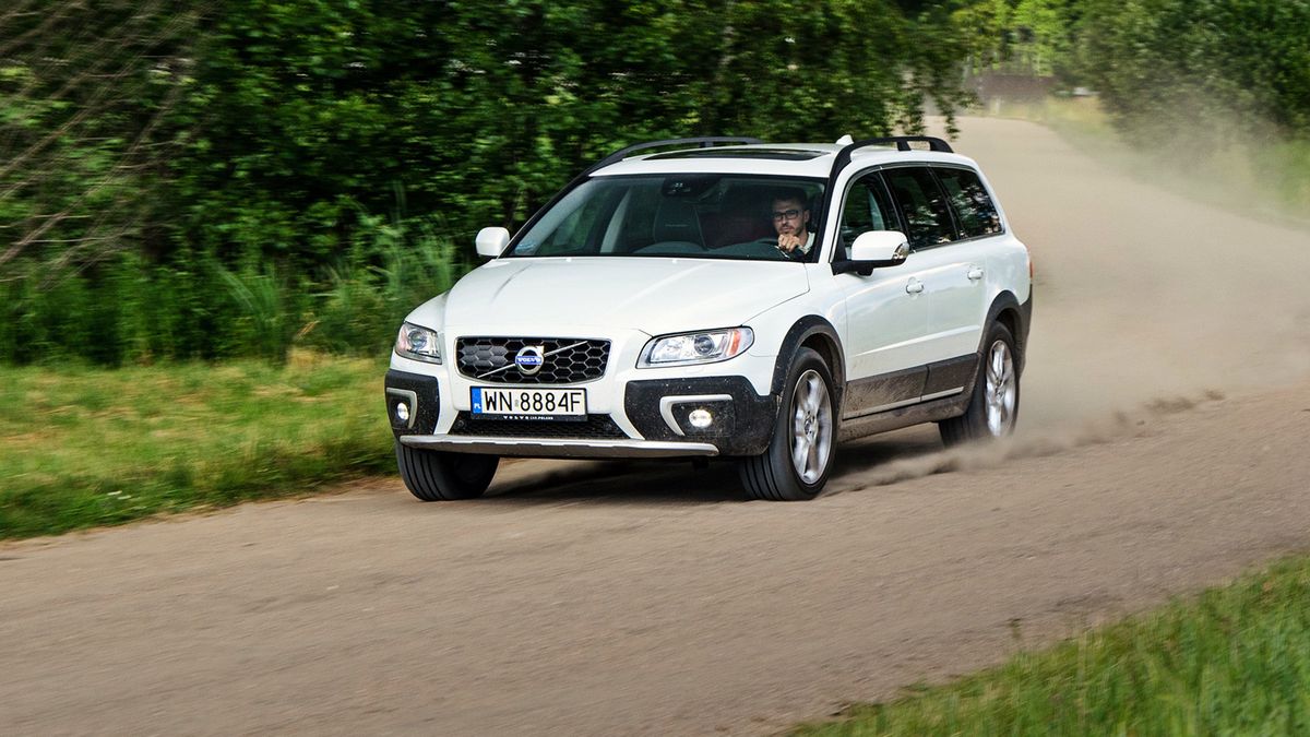 Volvo XC70 wygląda jak kombi, ale spełnia niemal wszystkie wymagania stawiane SUV-om. Tylko za kierownicą siedzi się jak w tradycyjnym aucie osobowym.