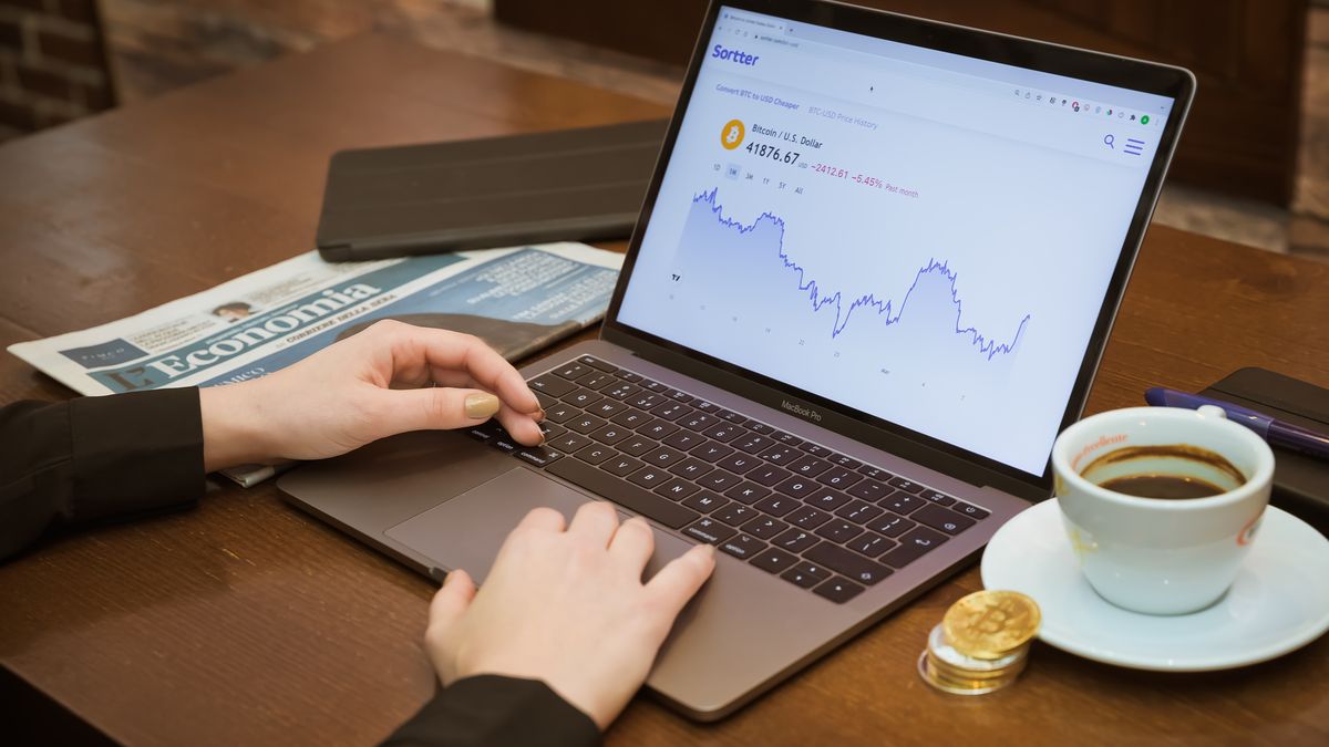 każdy, kto ma jakąkolwiek odłożoną wolną kwotę pieniędzy i nie ma długów, może inwestować. 