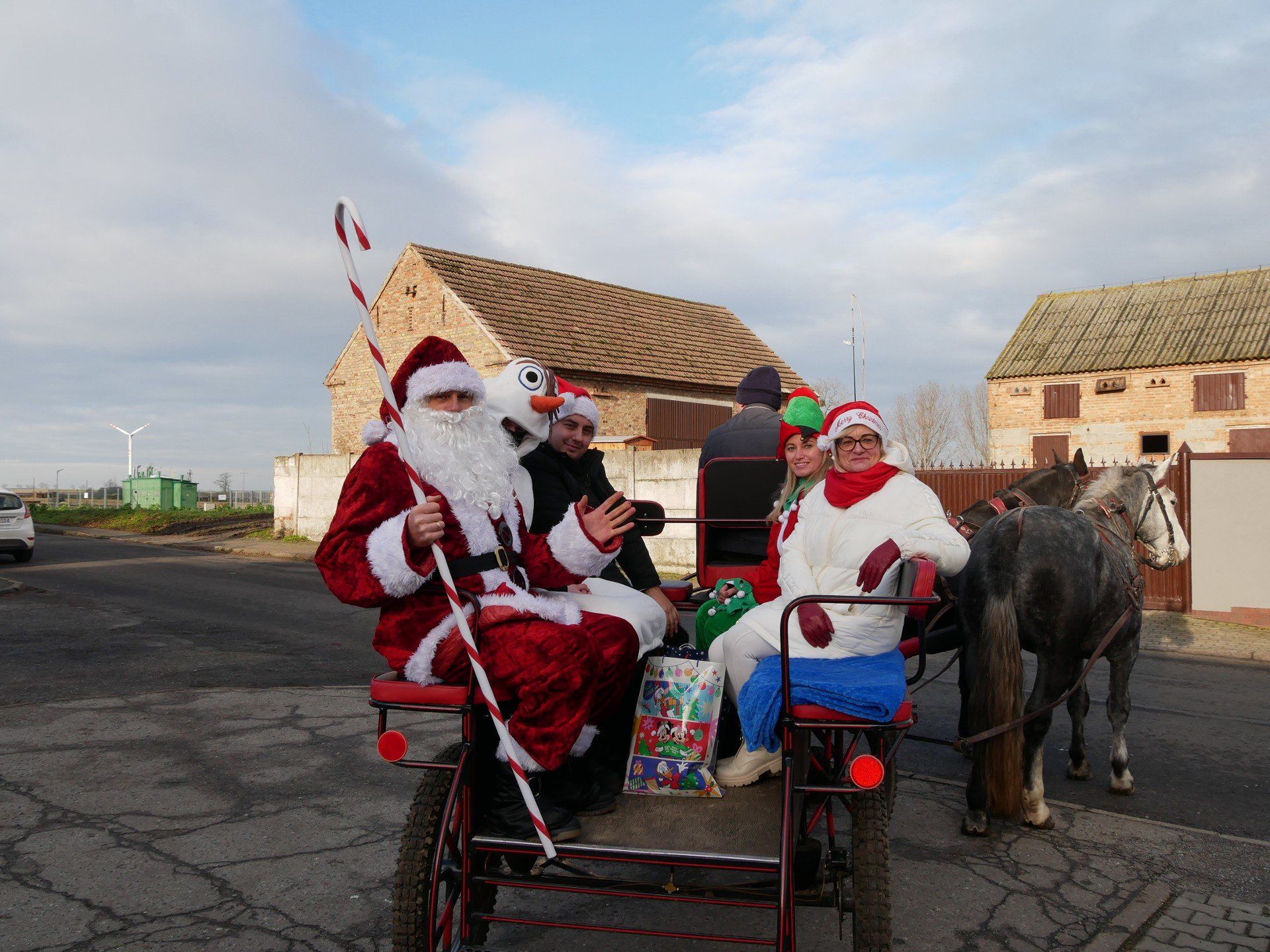 Mikołaj wraz z pomocnikami rozdali słodkie upominki w Łubnicy