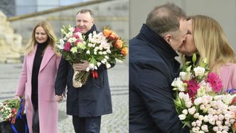 Ostatnie chwile Kurskich w TVP: Jacek przyjechał po Joannę i dźwigał jej kwiaty (ZDJĘCIA)