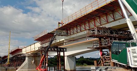 Rośnie nowy most na Wiśle. Konstrukcja połączy dwa województwa