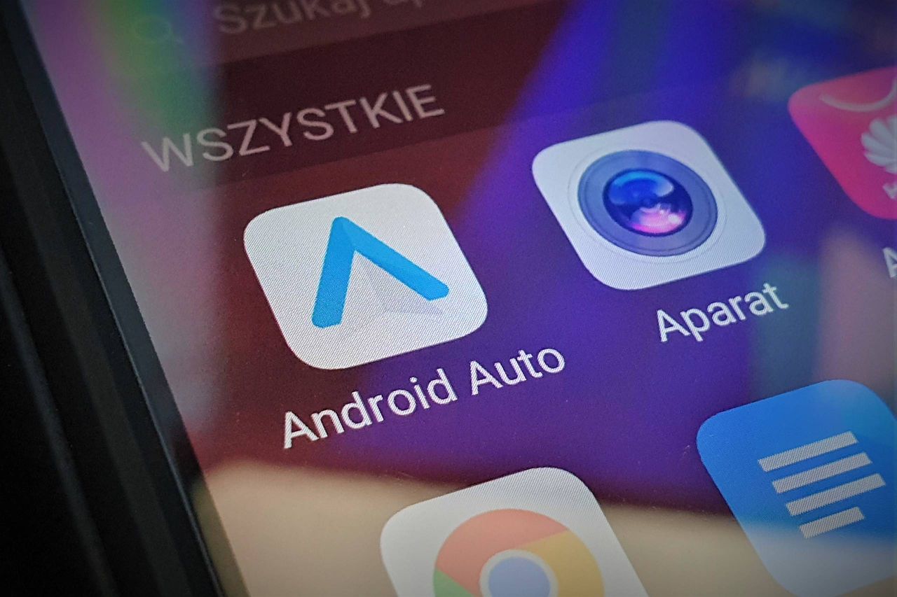 Android Auto żąda nietypowych uprawnień. Nierozwiązany problem w Samsungach