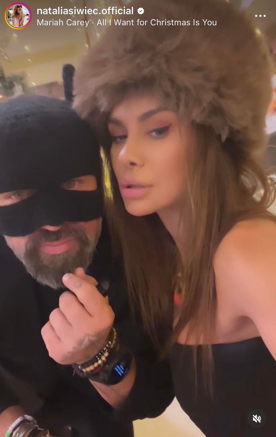 Natalia Siwiec obdarowuje męża namiętnym buziakiem na imprezie wigilijnej