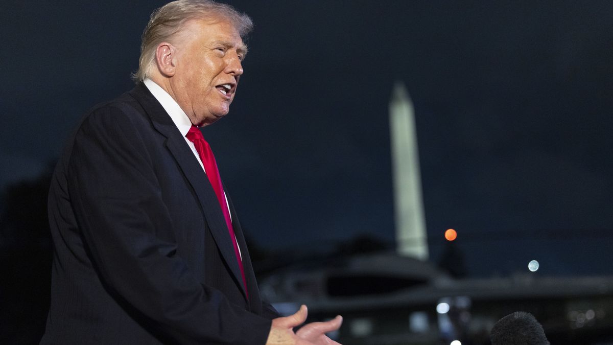 US President Donald Trump responds to a question from the news media about the government shutdown after stepping off Marine One on the South Lawn of the White House in Washington, DC, USA, 09 November 2025. President Trump is returning from the weekend in Florida with a stop at the Commanders NFL game on the way home. EPA/SHAWN THEW / POOL Dostawca: PAP/EPA.