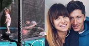Robert Lewandowski zabawia Klarę na trampolinie, podczas gdy Ania przygląda się z oddali... Dochodzi już do siebie po porodzie?