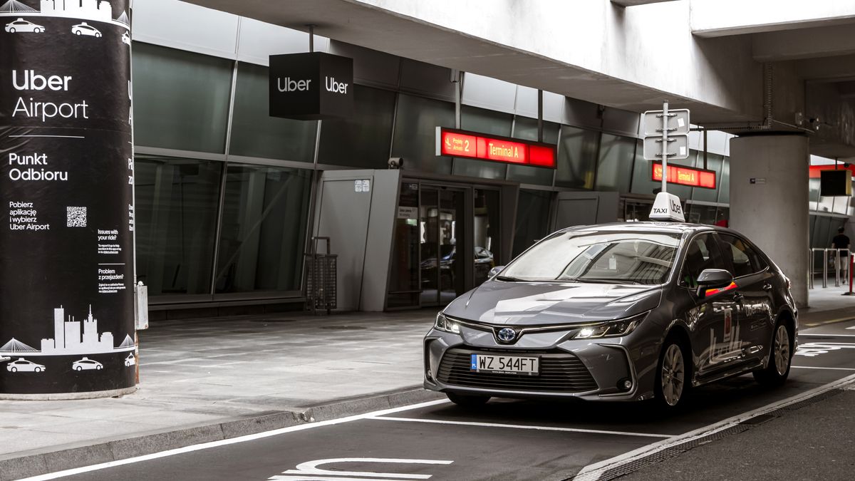 Uber jest oficjalnym przewoźnikiem na Lotnisku Chopina. Ma wydzieloną strefę odbioru