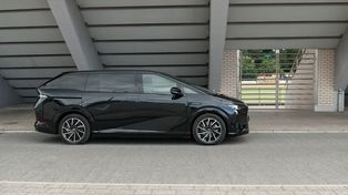 Test: Xpeng X9 - ładowanie w czasie tankowania