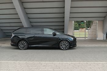 Test: Xpeng X9 - ładowanie w czasie tankowania