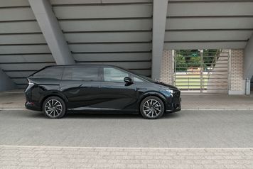 Test: Xpeng X9 - ładowanie w czasie tankowania