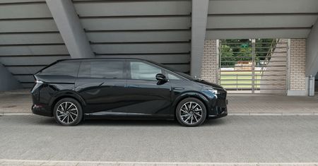 Test: Xpeng X9 - ładowanie w czasie tankowania