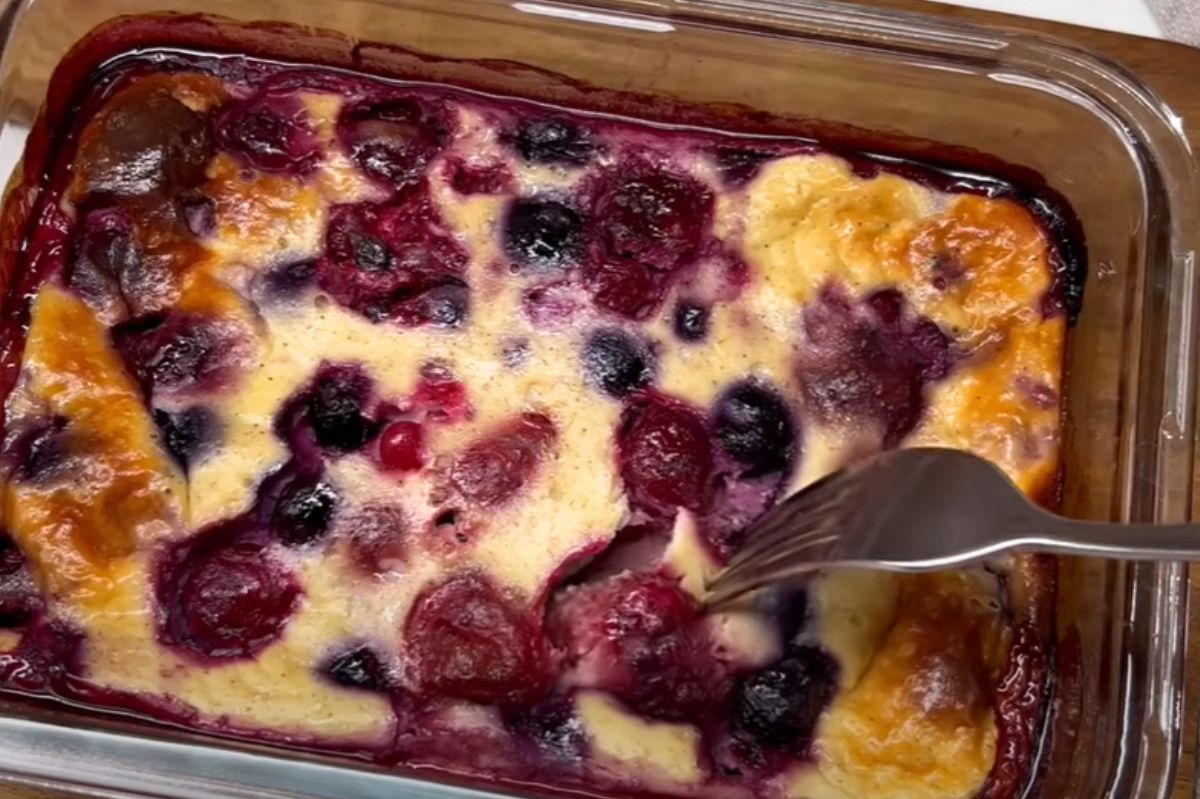 Breakfast that makes itself. I mix it with yoghurt and put it in the oven (photo: screenshot from the Tłuste Gary channel).