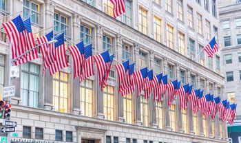 Emerytura z USA w Polsce. Kto może dostać świadczenie i na jakie pieniądze liczyć?