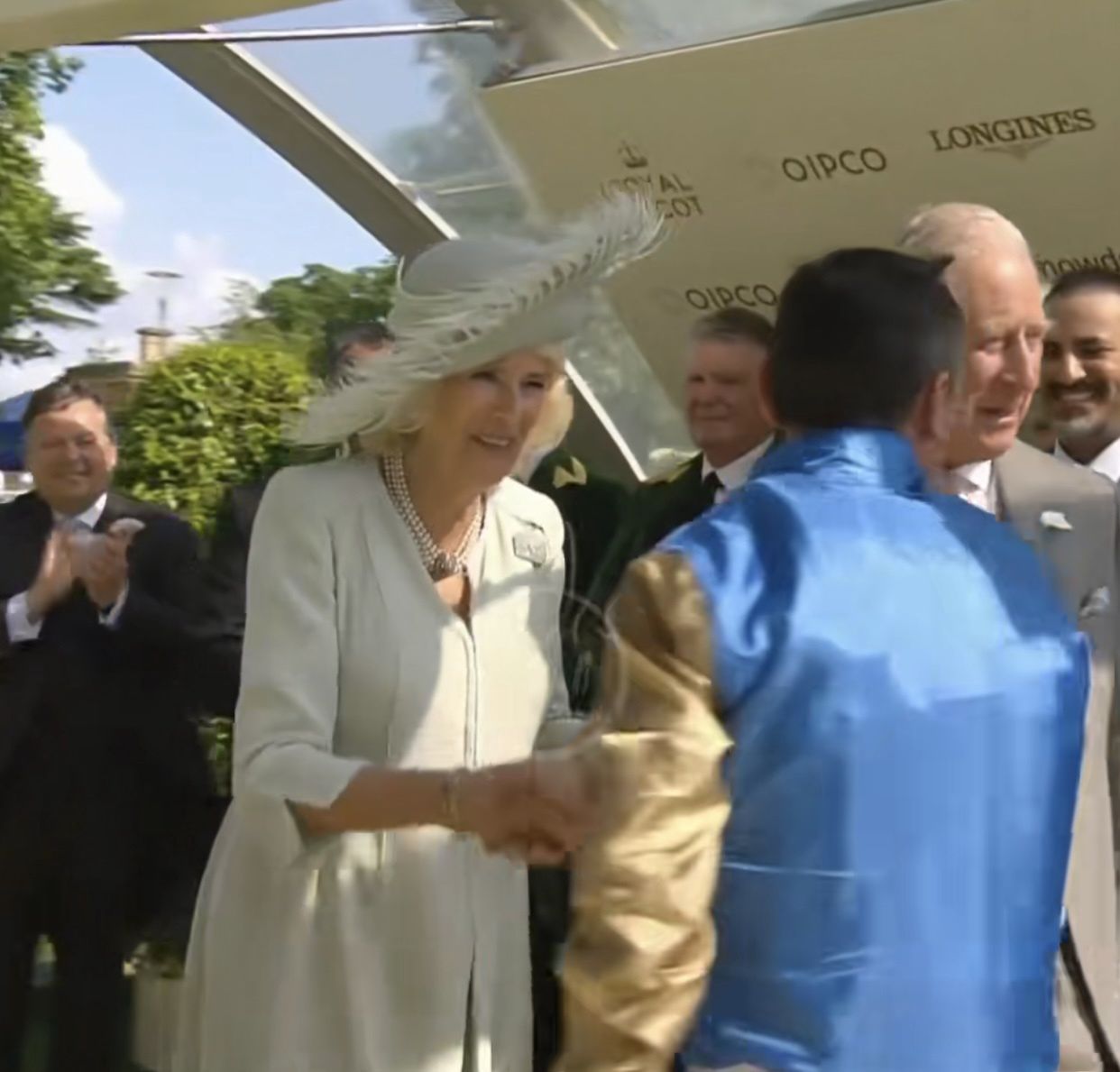 królowa Camilla, król Karol III i Frankie Dettori 