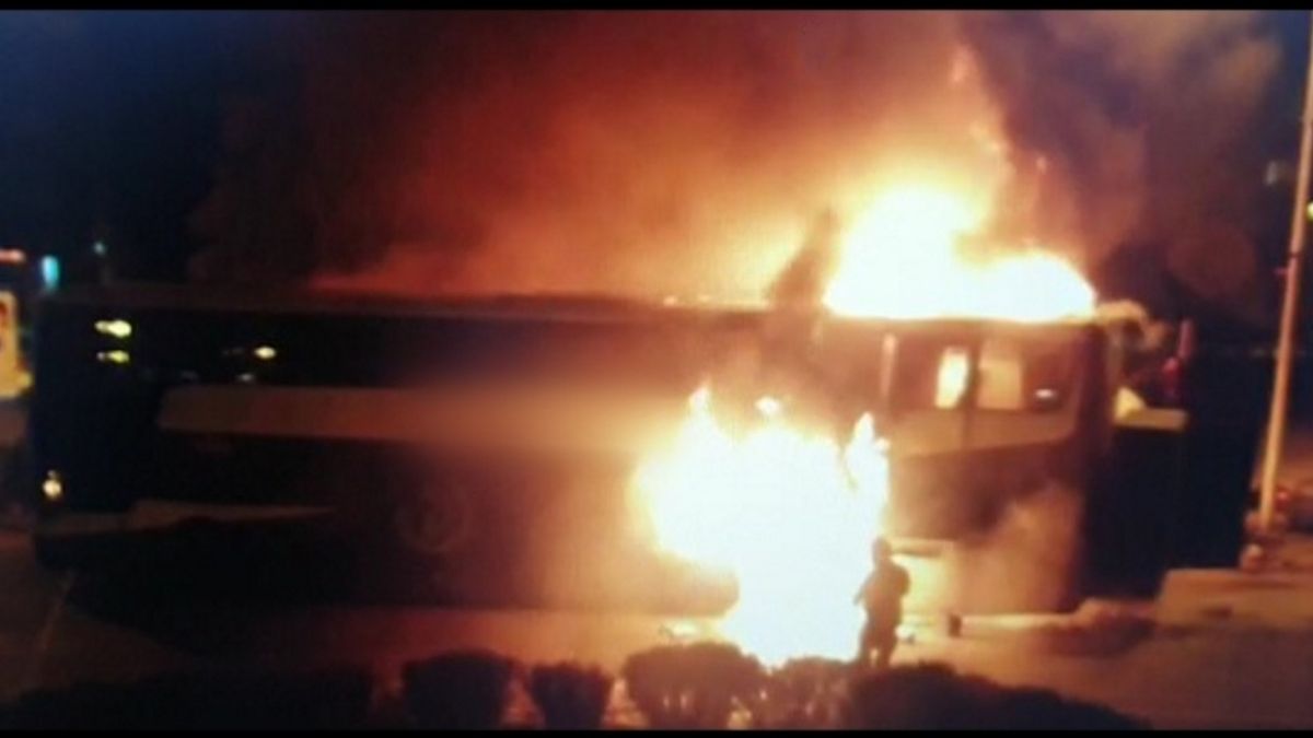 Podczas jazdy ulicą Zamojską w Tomaszowie Lubelskim autokar marki Van Hool zapalił się i momentalnie stanął w płomieniach. 