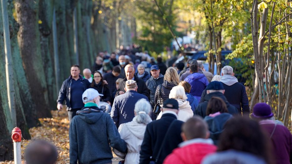 Na cmentarzach w Trójmieście postawiono tablice, przy których palone są znicze dla uchodźców
