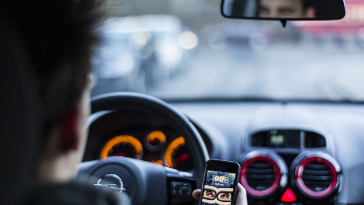 Nie tylko ci, którzy używają telefonu podczas jazdy, są rozproszeni.