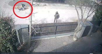 65-latek nagle osunął się na ziemię. Policjant ruszył z pomocą