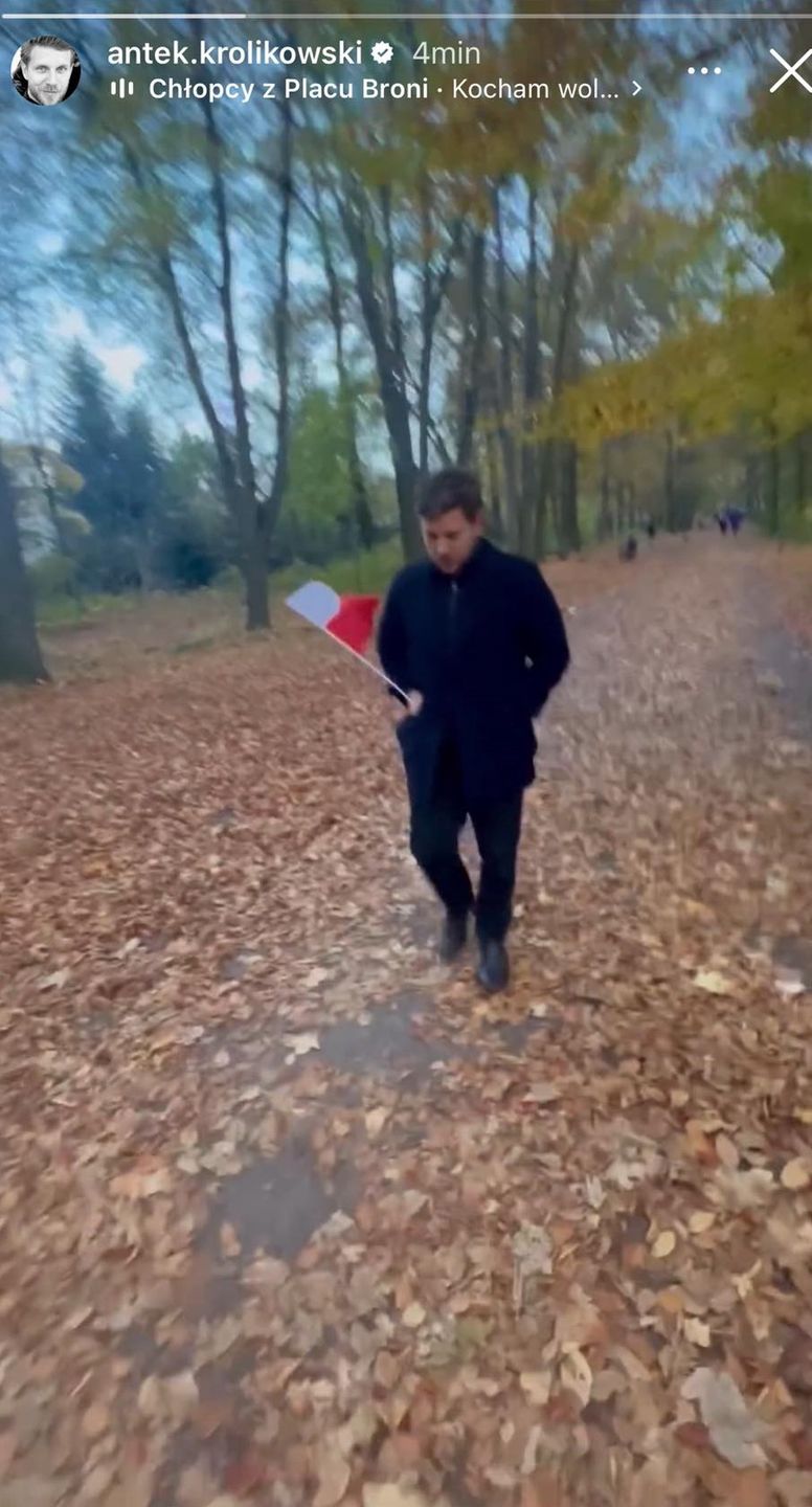 Antoni Królikowski w lesie z flagą Polski 