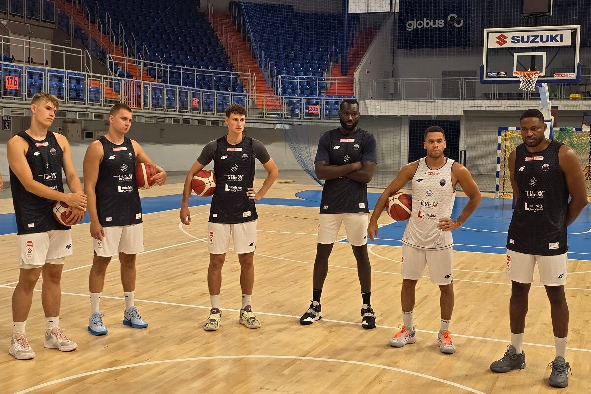 od lewej - Michal Turewicz, Wiktor Kepka, Michal Krasuski, Ousmane Drame, Emmanuel Lecomte i Tyran De Lattibeaudiere