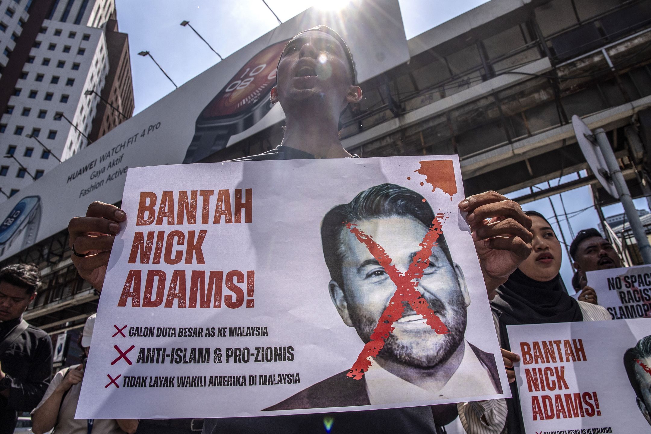 Activists shout slogans and hold placards depicting Trump's nominee for US ambassador to Malaysia, Nick Adams, during a protest outside the US Embassy in Kuala Lumpur, Malaysia, 18 July 2025. The demonstrators protest against the appointment of Nick Adams as US envoy to Malaysia, citing his far-right affiliations and history of Islamophobic remarks. EPA/NAZIR SUFARI Dostawca: PAP/EPA.