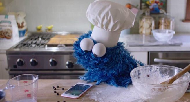 Ciasteczkowy Potwór z Siri reklamuje iPhone 6s (wideo)