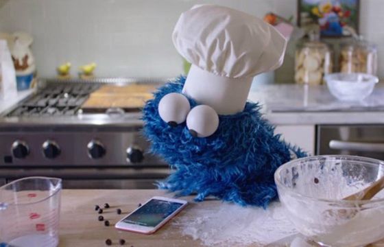 Ciasteczkowy Potwór z Siri reklamuje iPhone 6s (wideo)