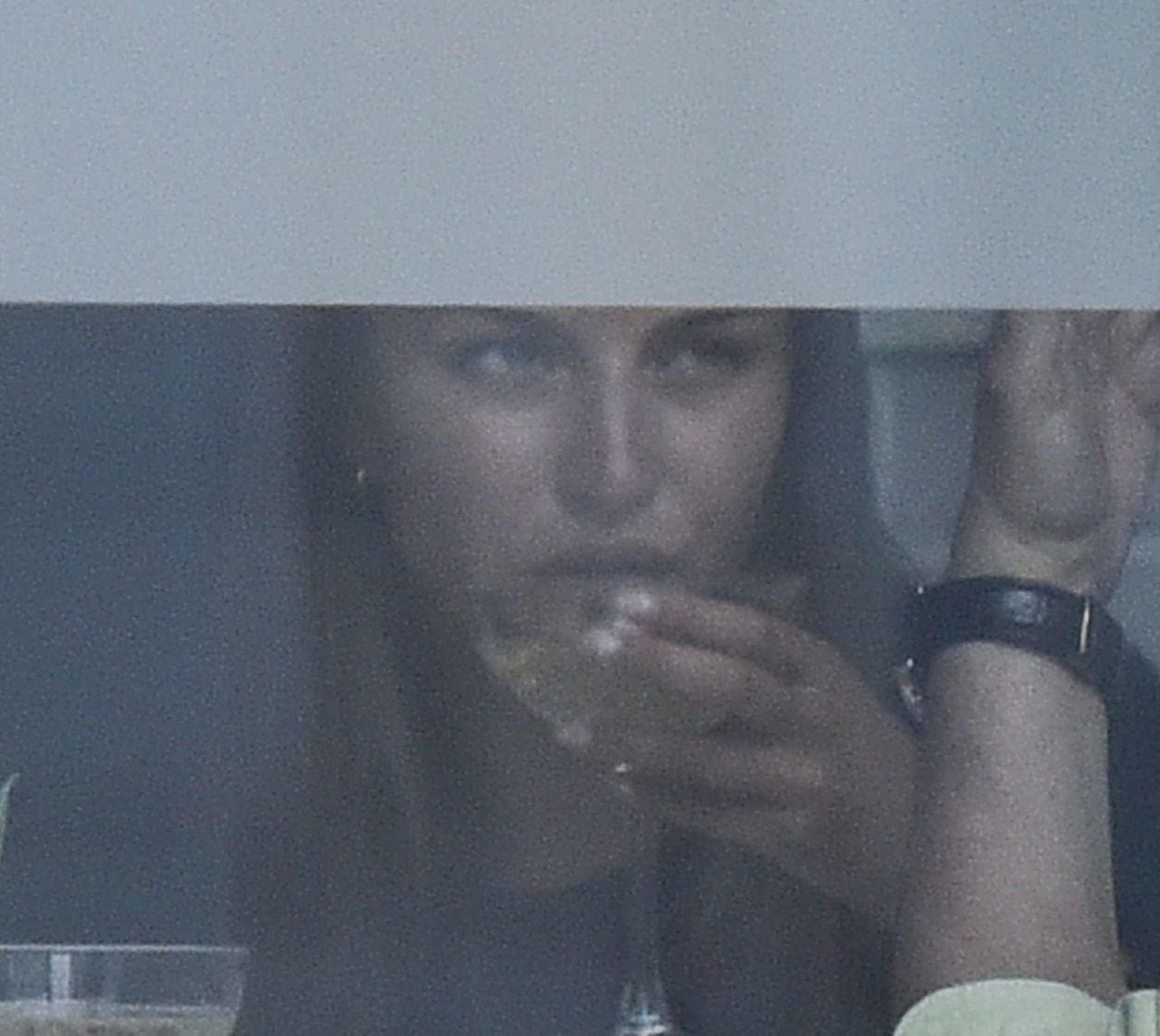 Julia Wieniawa sączy drinka