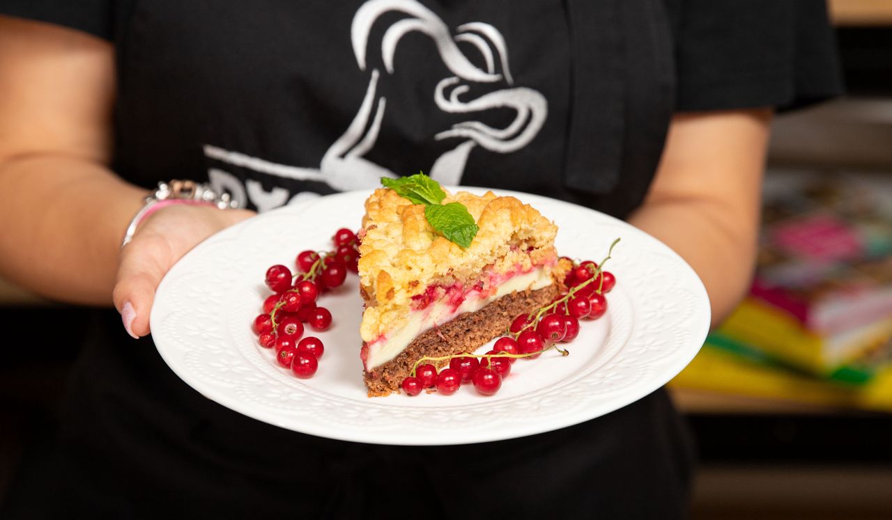 Dessert of the summer: Red currant cake with creamy filling