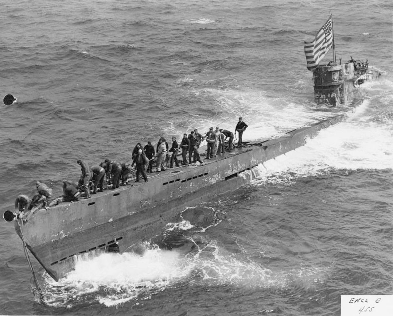 U-505 po zdobyciu przez Amerykanów. Widoczny brak wyważenia okrętu, który ma uniesiony dziób i zanurzoną rufę