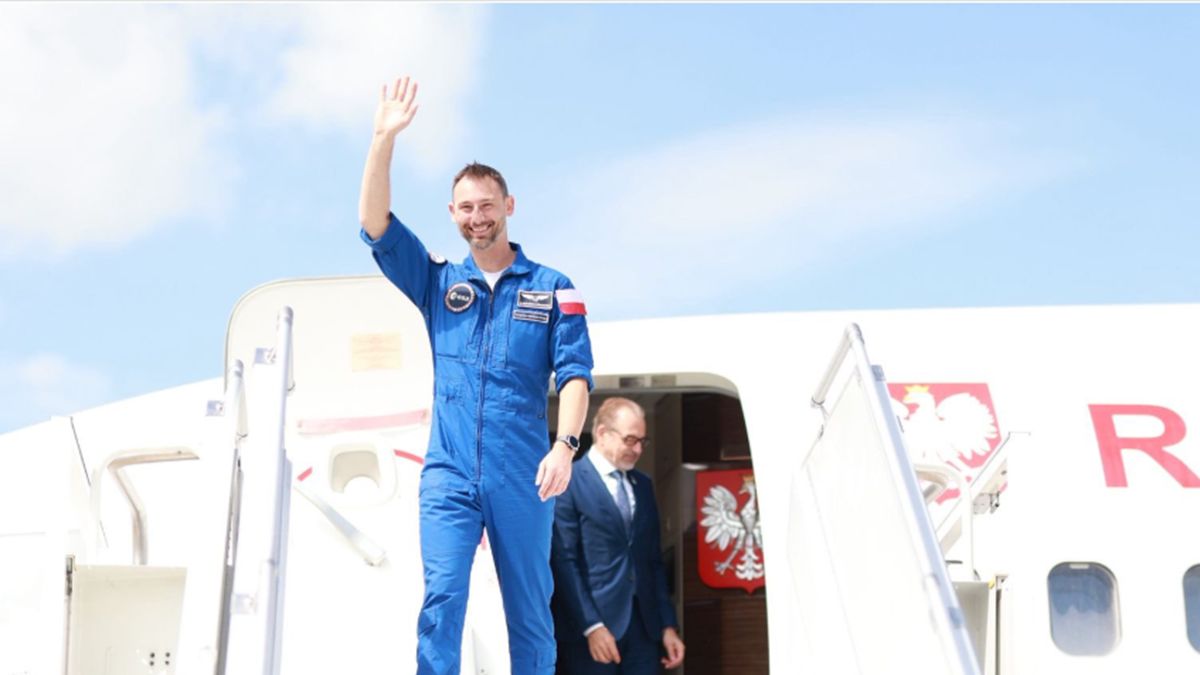 Sławosz Uznański - Wiśniewski wylądował w kraju.