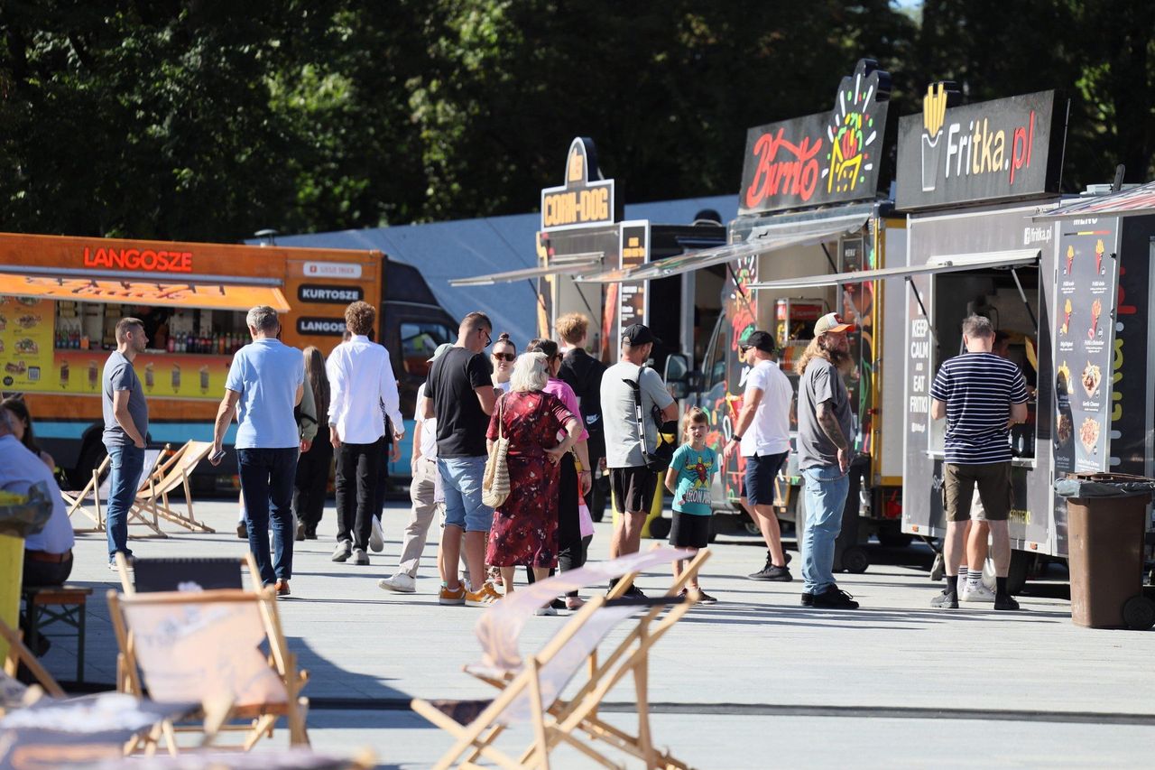 Lublin: Żarciowozy pod CSK. Corn-dogi, pierożki momo i churrosy czekają