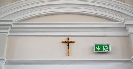 Niemieckie media piszą o Polsce. "Trwa walka o krzyż"