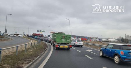 "Paliwo jest 5 zł za litr". Promocja spowodowała utrudnienia w ruchu na węźle Kobyłka