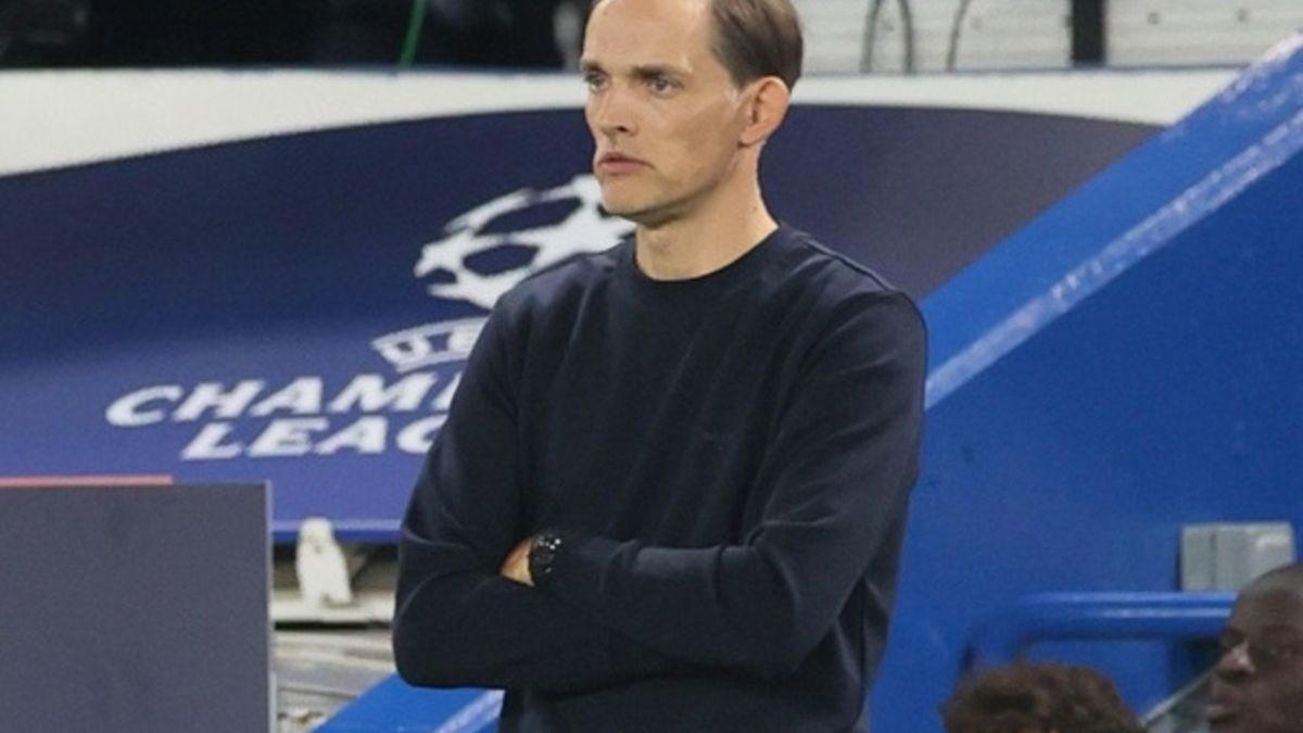 Thomas Tuchel w czasie meczu na ławce