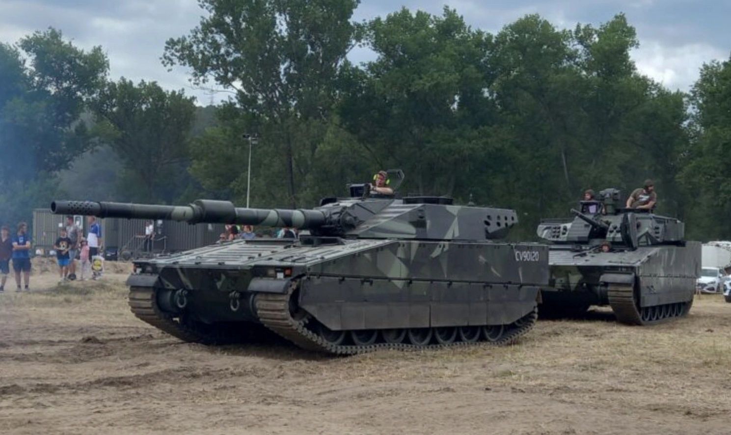 Lekki czołg CV90120 i bojowy wóz piechoty CV90