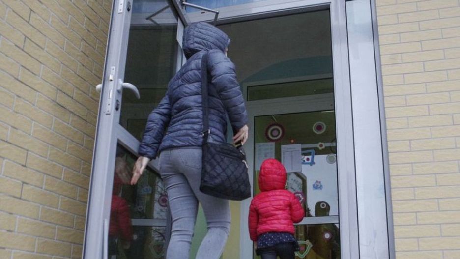 Pijani rodzice próbowali odebrać dziecko ze żłobka. Nauczycielka wezwała policję