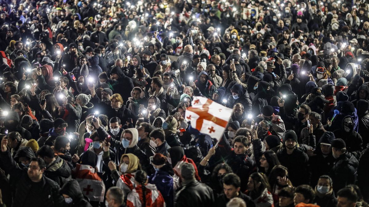 Georgian opposition protests in Tbilisi
epa11750075 Georgian opposition supporters protest in front of the Parliament building in Tbilisi, Georgia, 30 November 2024. Georgian Prime Minister Kobakhidze said on 28 November that Tbilisi will refuse EU accession talks until 2028. The ruling Georgian Dream Party was announced as the winner of the parliamentary elections held on 26 October 2024.  EPA/DAVID MDZINARISHVILI 
Dostawca: PAP/EPA.
DAVID MDZINARISHVILI
demonstration, rally, gather, thousands, flag