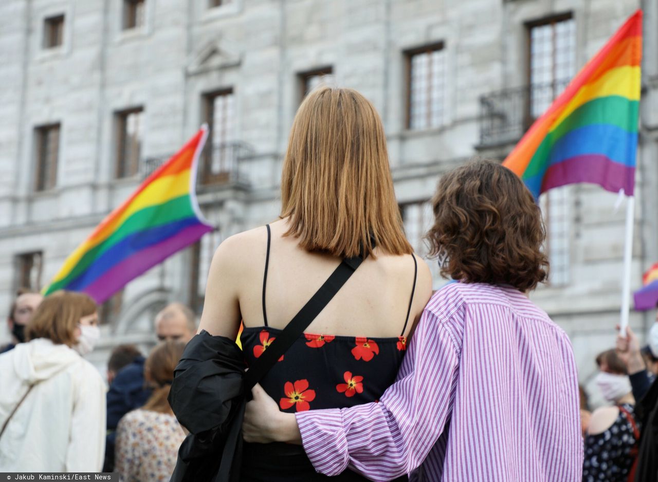 Francja. Kobiety w związkach jednopłciowych będą mogły starać się o dzieci. Uchwalono ważną ustawę