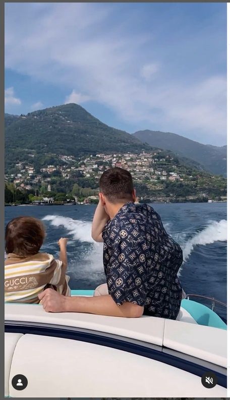 Wojciech Szczęsny i Marina Łuczenko z Liamem na wycieczce nad jeziorem Como 