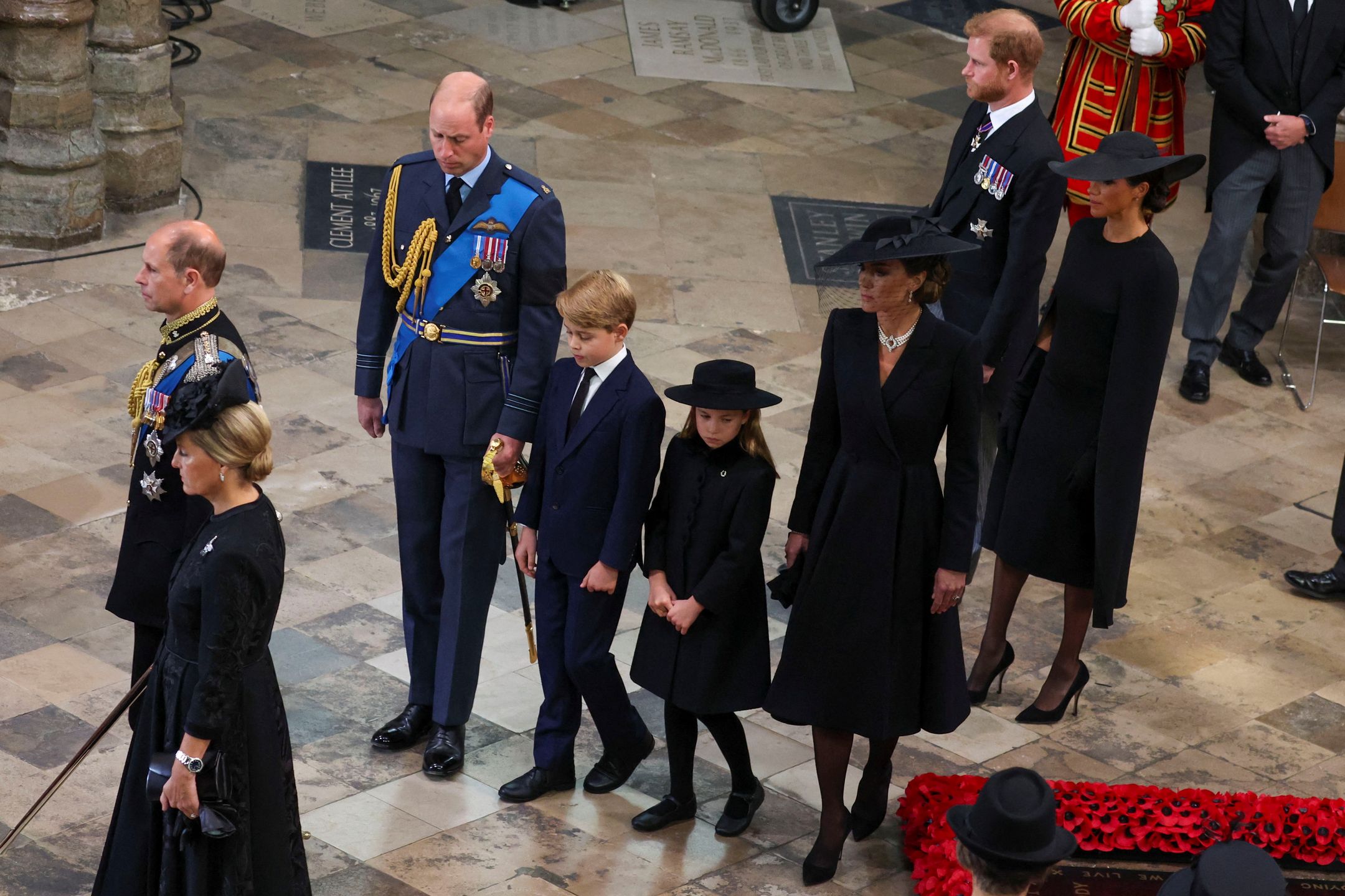 Meghan Markle i książę Harry z rodziną królewską