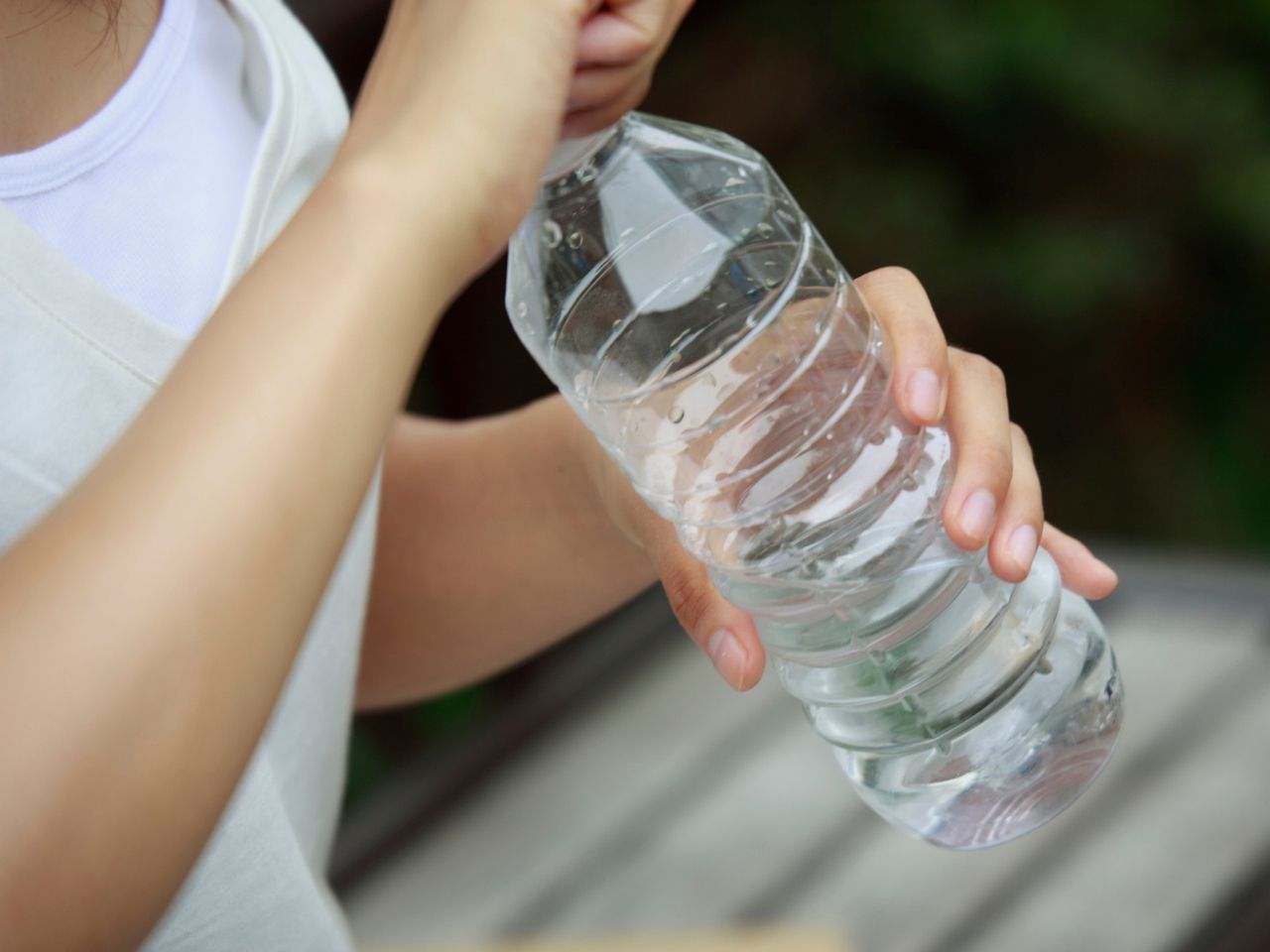 Butelka z zamrożoną wodą i solą pomoże znieść upał