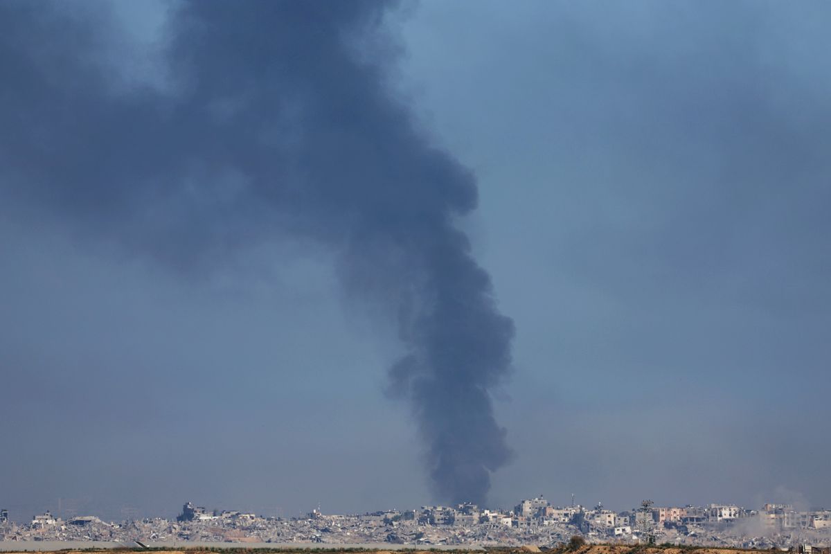 Dym nad dzielnicą Shujaiya w Strefie Gazy