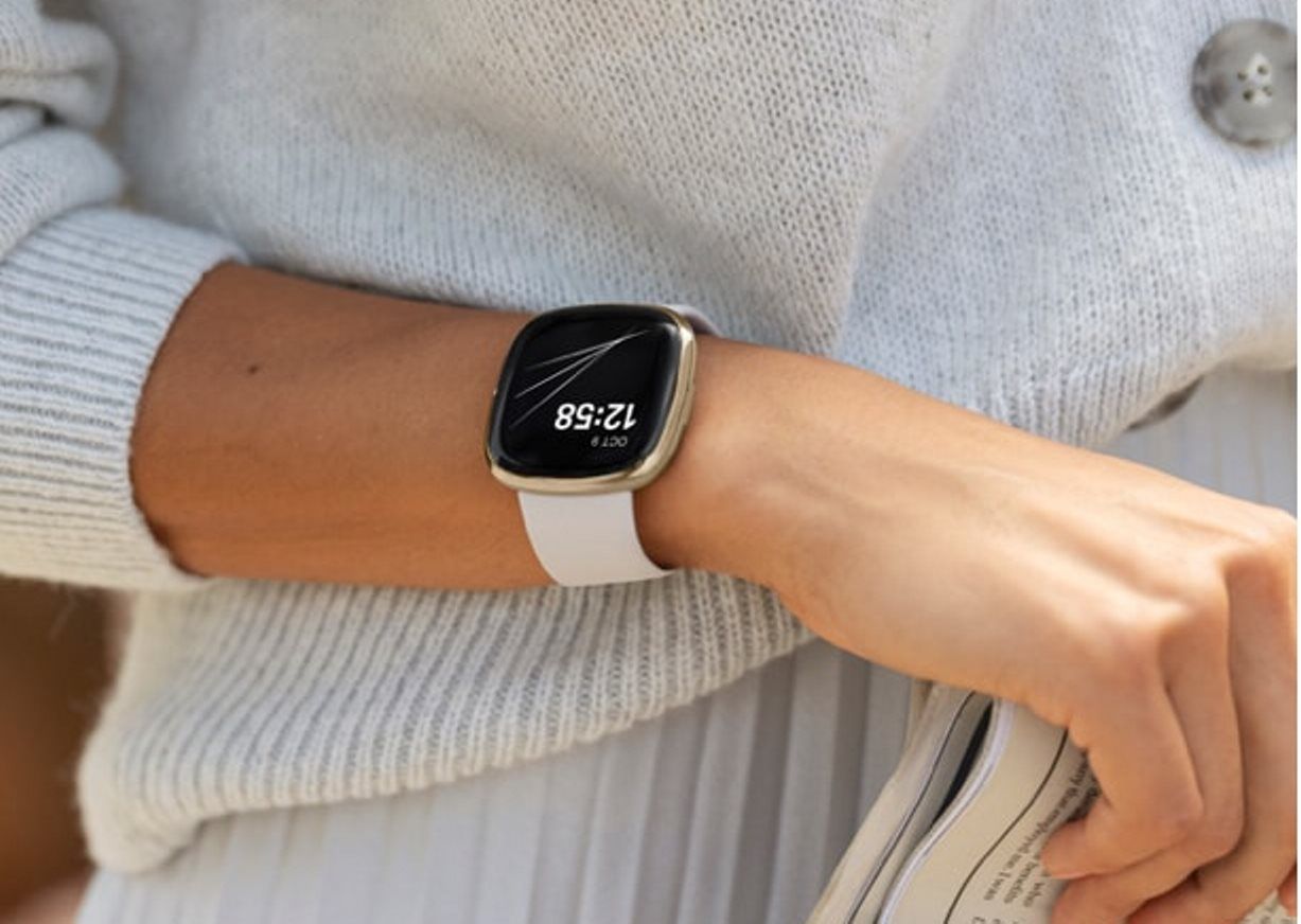 Fitbit Sense - smartwatch, który próbuje dogodzić każdemu [Recenzja]