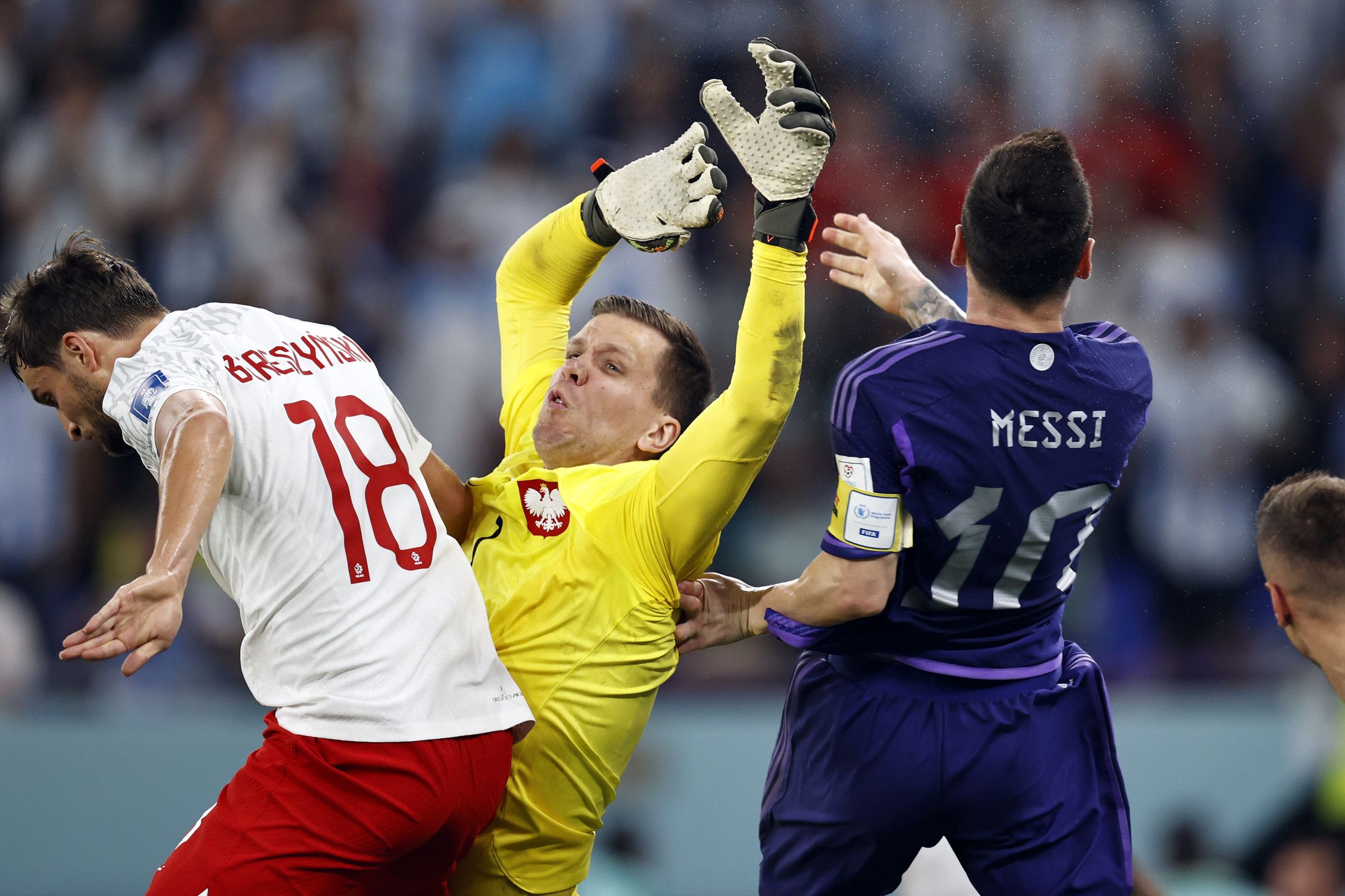 DOHA - (l-r) Bartosz Bereszynski of Poland, Lionel Messi of Argentina, Poland goalkeeper Wojciech Szczesny during the FIFA World Cup Qatar 2022 group C match between Poland and Argentina at 974 Stadium on November 30, 2022 in Doha, Qatar. AP | Dutch Height | MAURICE OF STONE (Photo by ANP via Getty Images)