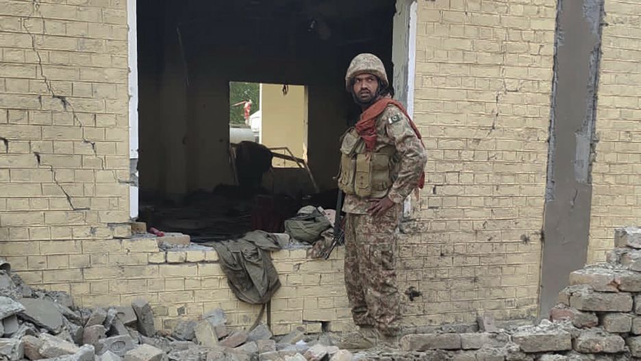 Zniszczony komisariat policji w Pakistanie
