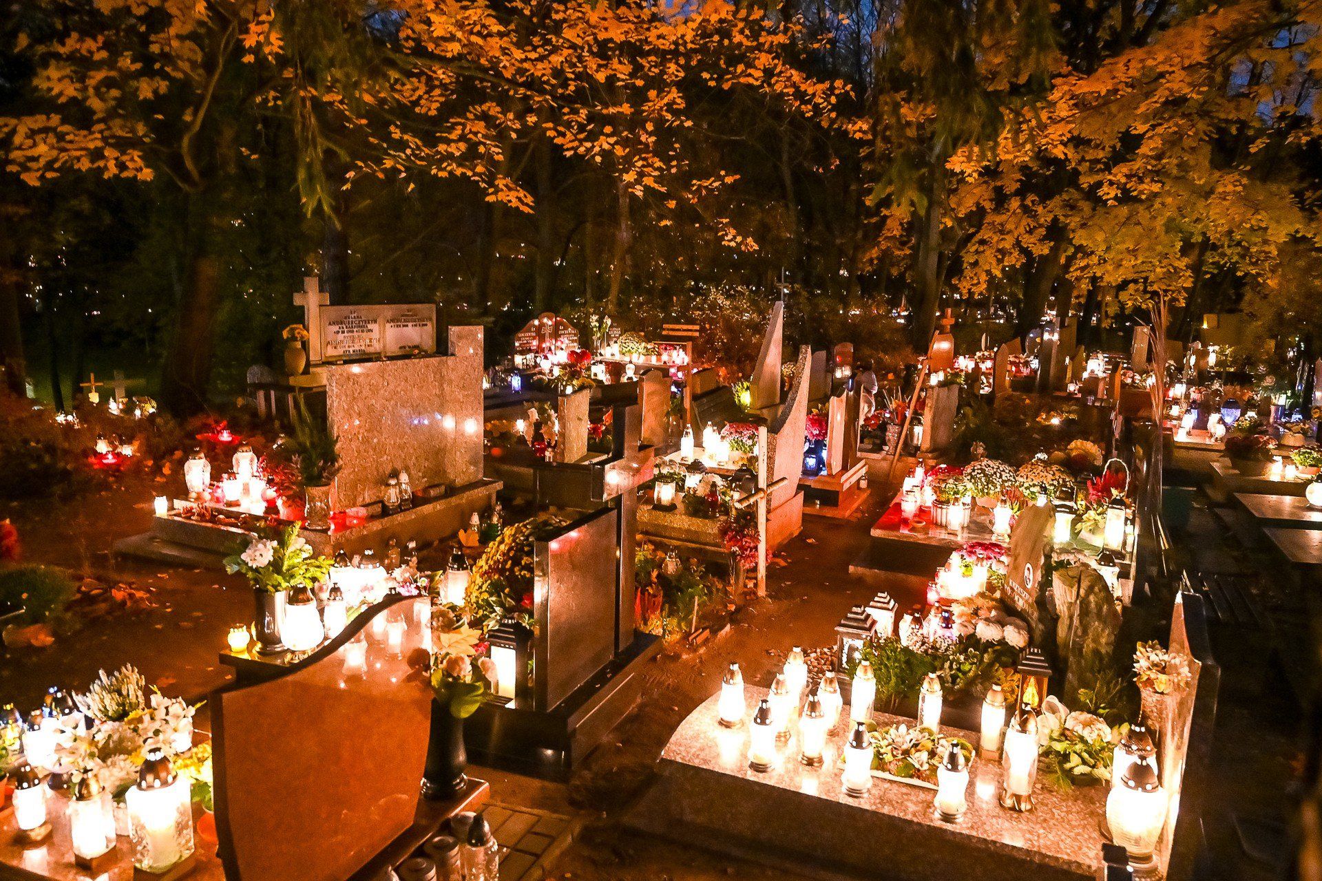 Wieczór na gdańskich cmentarzach. Tysiące zniczy rozświetla czas zadumy