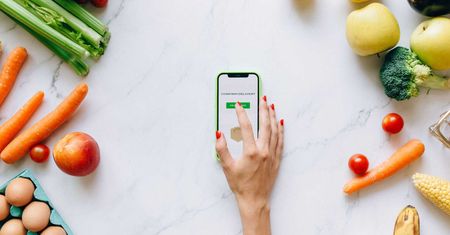 Zakupy spożywcze online 2026 – porównanie ​​​​​​​​​​delio i Żabka Jush