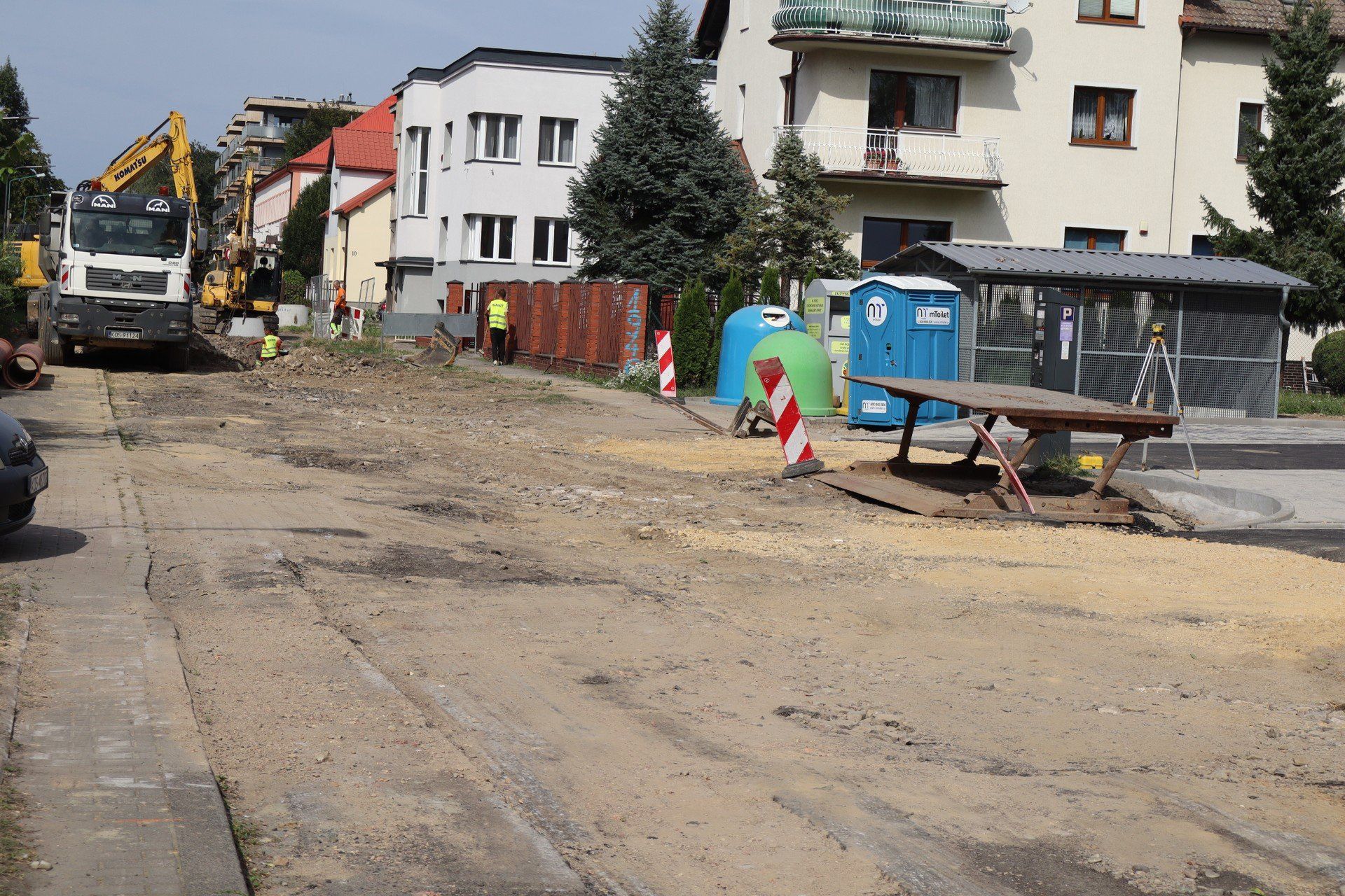Trwa remont ulicy Chopina w Oświęcimiu w pobliżu skrzyżowania z ulicą Dąbrowskiego.