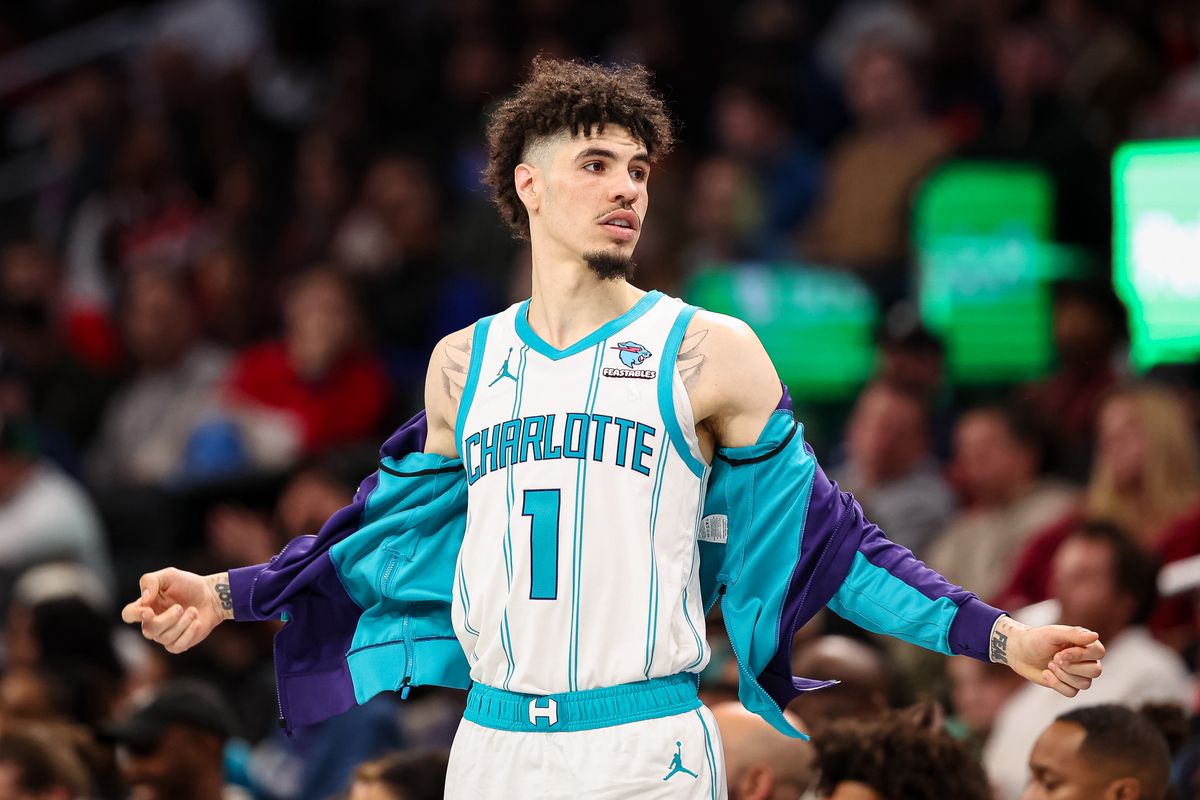 LaMelo Ball jest jedną z gwiazd młodego pokolenia koszykarzy grających w NBA 